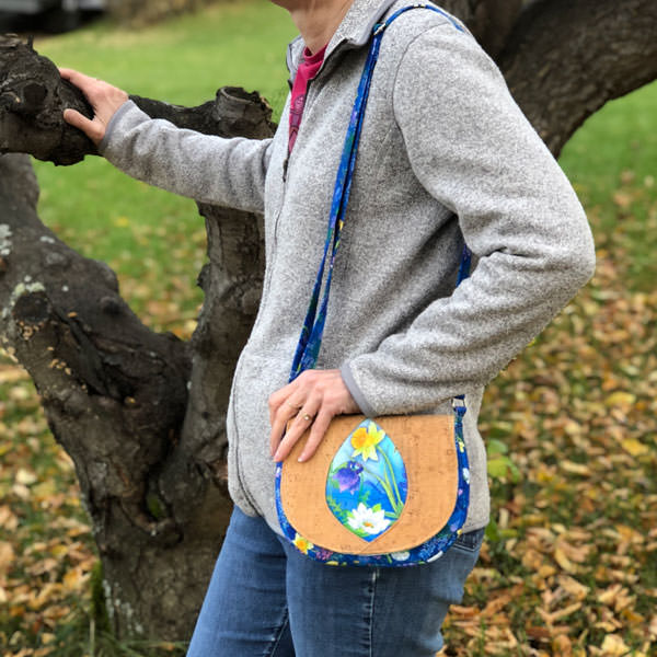 An adjustable strap is a great add on for this pattern! Peekaboo Purse - Andrie Designs