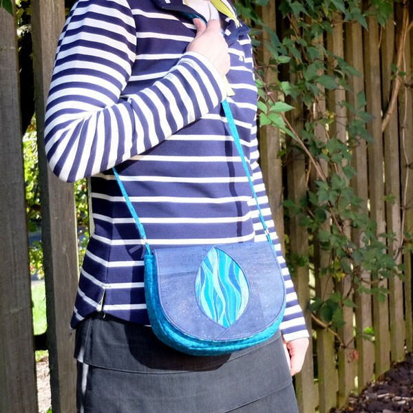 The Peekaboo Purse is a perfect little shoulder bag! - Andrie Designs